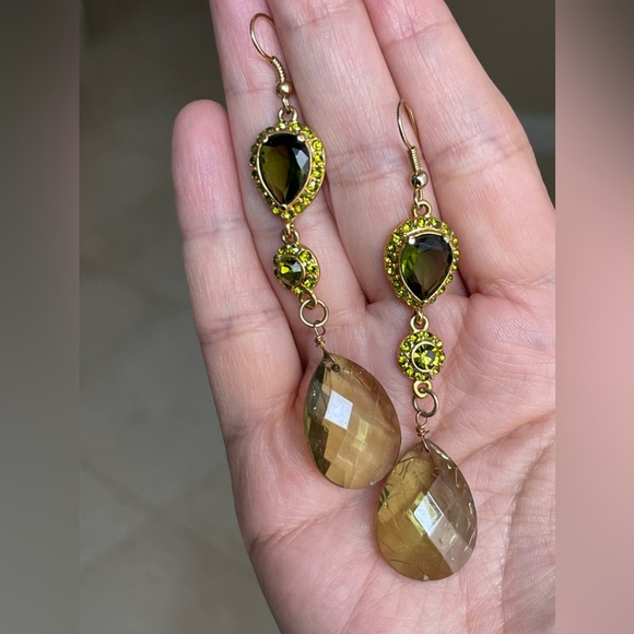 Faux peridot gold tone drop earrings - Picture 6 of 6